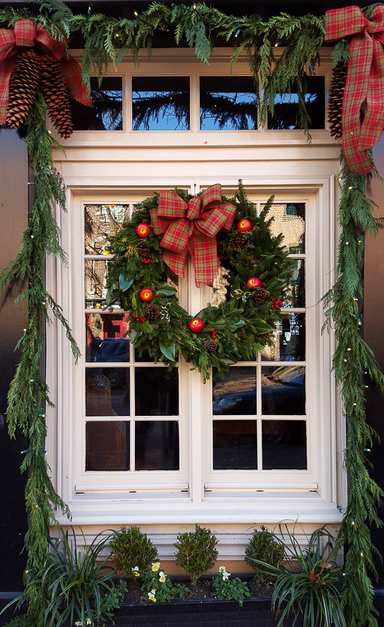 Traditional Christmas decor in Old Town Alexandria, one of my favorite photos of 2015. www.casualtravelist.com